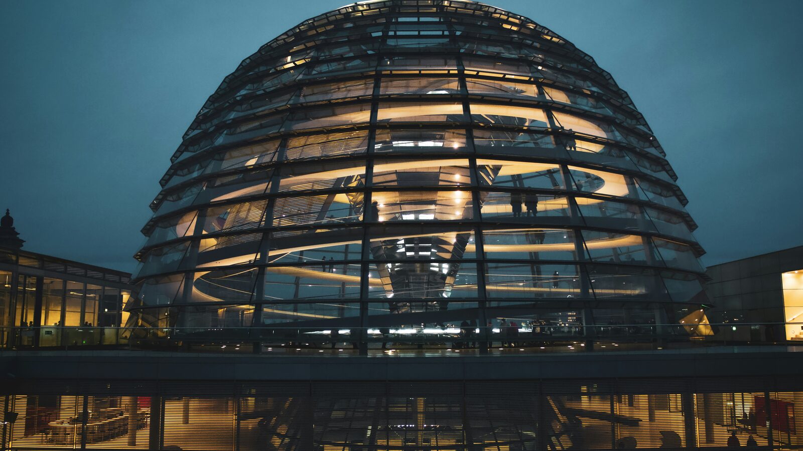 Glaskuppel des Deutschen Bundestages als Symbol für transparente demokratische Entscheidungen